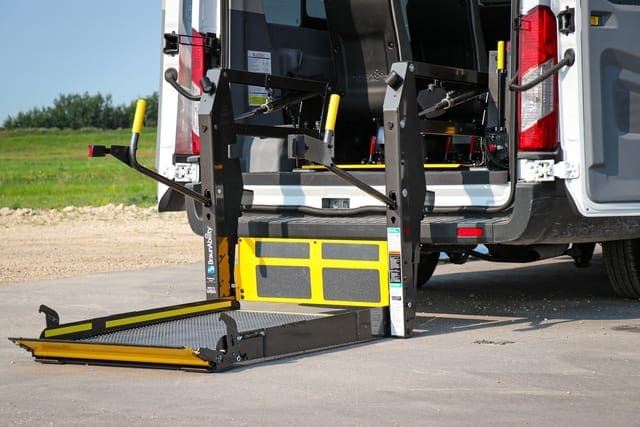 L'élévateur pour fauteuil roulant BraunAbility dans un fourgon de mobilité Ford Transit par MoveMobility Canada