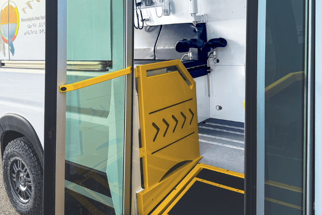 Mobile clinic with side ramp